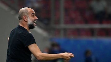 Josep Guardiola da indicaciones a su equipo durante la final de la Supercopa de Europa ante el Sevilla.