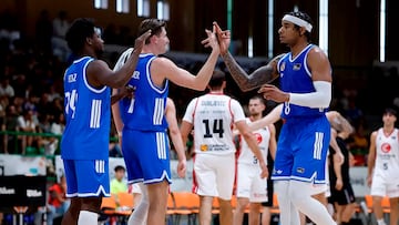 David Kramer y Andrés Feliz felicitan a Chuma Okeke por una acción en el último amistoso del Real Madrid, el pasado sábado 13 de septiembre en Segovia ante el Casademont Zaragoza.