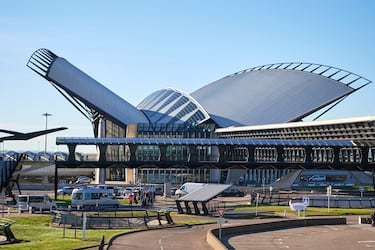 Fue inaugurado en 1975 y recibe el nombre por el escritor Antoine de Saint-Exupéry, autor de El Principito. El proyecto corresponde al conocido arquitecto Santiago Calatrava, que diseño la terminal con forma de pájaro. Destaca por sus dos grandes arcos de acero que convergen en el suelo y por la fachada de vidrio que permite la entrada de luz en el interior del edificio.