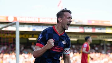 DEVENTER, NETHERLANDS - AUGUST 13: Luuk de Jong of PSV celebrates his goal 0-1 during the Dutch Eredivisie  match between Go Ahead Eagles v PSV at the De Adelaarshorst on August 13, 2022 in Deventer Netherlands (Photo by Photo Prestige/Soccrates/Getty Images)