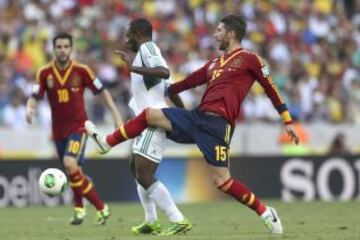 El defensa de España Sergio Ramos (d) pelea un balón con el centrocampista de Nigeria Sunday Mba.