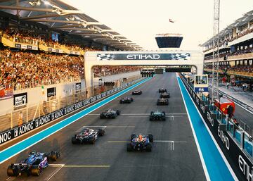 Salida de los monoplazas durante la carrera del Gran Premio de Abu Dhabi de Fórmula 1 disputada en el Circuito de Yas Marina.