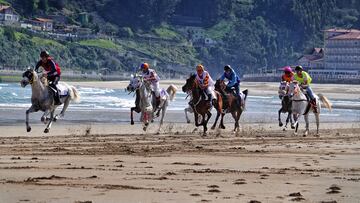 Jinetes cabalgan sus caballos durante una carrera en la playa de Santa Marina, a 7 de abril de 2023, en Ribadesella, Asturias, (España). Esta playa se convierte cada año en un hipódromo natural de inmenso atractivo para los miles de aficionados y turistas que se acercan hasta allí para sentir y disfrutar la fuerza y belleza de las Carreras de Caballos, que se celebran durante la Semana Santa.
07 ABRIL 2023;CARRERA DE CABALLOS. CABALLOS;TURISMO;PLAYA;
Xuan Cueto / Europa Press
07/04/2023