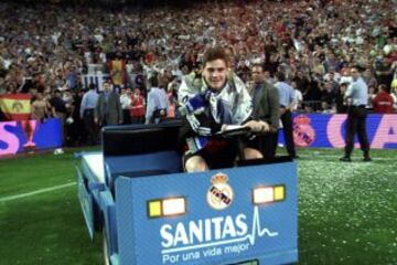 Iker Casillas celebrando el titulo de campeón de Liga con el Real Madrid en la temporada 2000-2001.