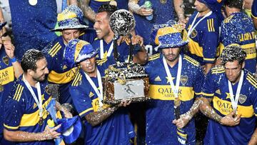 JJPANA109. SAN JUAN (ARGENTINA), 17/01/2021.- Jugadores de Boca celebran con el trofeo al ganar la final de la Copa Diego Maradona de la primera divisi&oacute;n del f&uacute;tbol argentino frente a Banfield hoy, en el estadio San Juan del Bicentenario en (Argentina). EFE/Andr&eacute;s Larrovere POOL