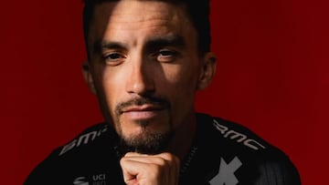 Alaphilippe posa con los colores del Tudor, su equipo en 2025.