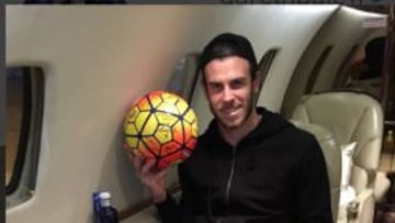 Bale rumbo a Gales con el balón del Madrid-Rayo.