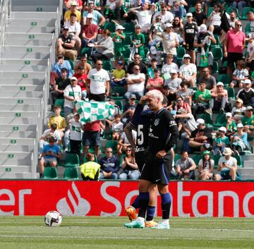 El jugador franc¨¦s, Griezmann, triste tras el gol de Fidel.