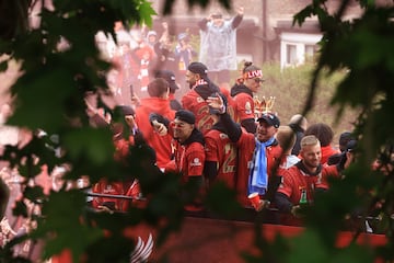 La ciudad de Liverpool volcada con el conjunto Red tras conseguir el vig¨¦simo titulo de liga de su historia.