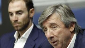 Eusebio Unzue, director del Movistar, junto a Alejandro Valverde, han participado hoy en un desayuno de prensa del equipo Movistar en la sede de Telefónica en Madrid.