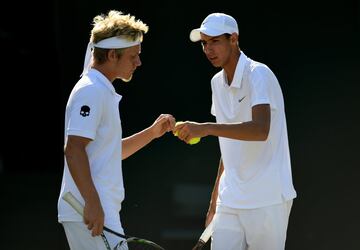 Alejandro Davidovich y  Alexei Popyrin de Australia durante el partido de primera ronda de Dobles contra Jay Clarke de Gran Bretaña y Yunseong Chung de Corea del Campeonato de tenis de Wimbledon el 5 de julio de 2016 