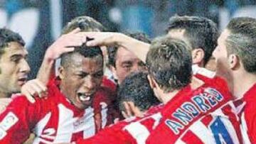 <b>UNA PIÑA. </b>Los jugadores del Sporting celebraron a lo grande cada uno de los cinco goles que le marcaron ayer al Cádiz en El Molinón.