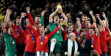 Iker Casillas levanta el trofeo de Campeón del Mundo con España. El portero, como capitán, fue el elegido para ser el primero en levantar el trofeo hacia el cielo de Johannesburgo. 
