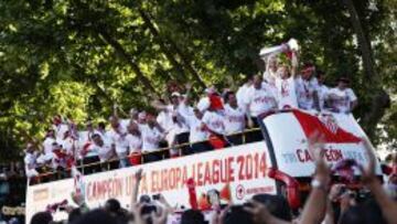 Sevilla se viste de blanco y rojo