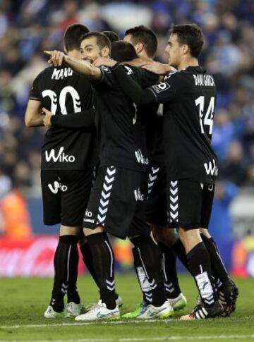 Los jugadores del Eibar celebran su segundo gol ante el RCD Espanyol, obra del defensa Eneko Bóveda, durante el partido correspondiente a la decimo séptima jornada de Liga de Primera División