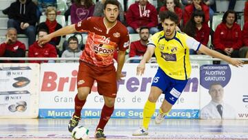 Matteus, de ElPozo, con el bal&oacute;n por delante de V&iacute;ctor Moreno, del Gran Canaria.