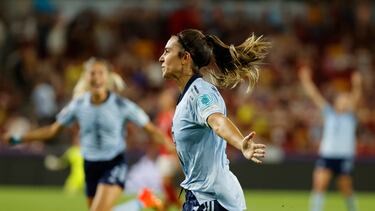 La delantera de la selección española, Marta Cardona, celebra el gol que les ha dado la victoria frente a Dinamarca durante el encuentro de la fase de grupos de la Eurocopa femenina que disputan hoy sábado en el Brentford Commnunity Stadium.