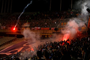 Las bengalas de la vergüenza, en el último derbi de Montjuïc hasta la fecha.