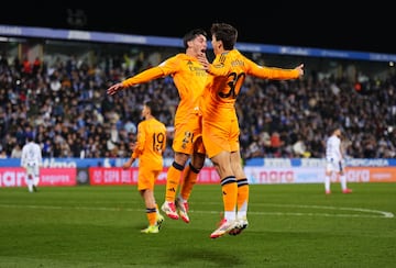 2-3. Gonzalo celebra el tercer gol que marca en el minuto 92 de  partido con Brahim.