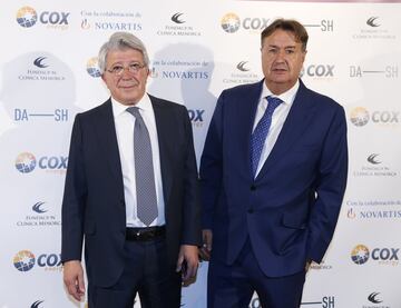 Enrique Cerezo y el doctor ?ngel Mart¨ªn, presidente de la Fundaci¨®n Cl¨ªnica Menorca.
