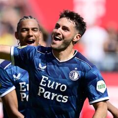 Santi Giménez le responde al Cuau: “De fuera se ve fácil, pero el futbol es difícil donde sea”