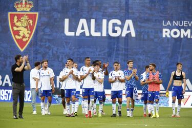 El equipo agradeciendo el apoyo a la afición. 