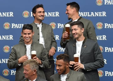 James Rodríguez y el Bayern Múnich posaron para la tradicional foto del equipo con los trajes que le hacen homenaje a la cerveza en Alemania