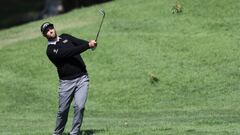 Jon Rahm golpea una bola durante la primera jornada del Fortinet Championship en el Silverado Resort and Spa de Napa, California.