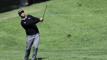 Jon Rahm golpea una bola durante la primera jornada del Fortinet Championship en el Silverado Resort and Spa de Napa, California.