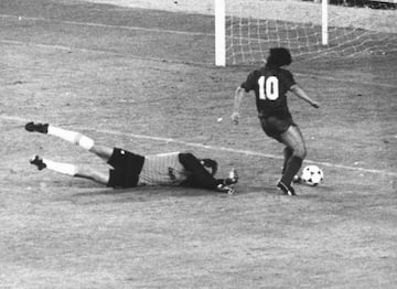 Maradona was applauded for his brilliant display with FC Barcelona in the Copa de la Liga Final first leg at the Bernabéu on 26 June 1983 after scoring a superb goal on the break.