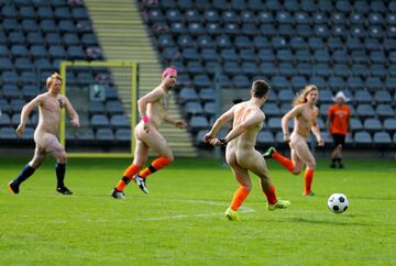 Un grupo de jugadores aficionados disputan un partido desnudos en Wuppertal, Alemania, como protesta por lo que dicen que es una creciente comercialización del fútbol profesional.