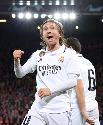 Modric celebra uno de los goles que Benzema marcó en Anfield.