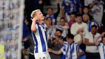 SAN SEBASTIÁN, 28/09/2024.- El delantero de la Real Sociedad Orri Óskarsson celebra tras marcar el segundo gol ante el Valencia, durante el partido de LaLiga en Primera División que Real Sociedad y Valencia CF disputan este sábado en el Reale Arena, en San Sebastián. EFE/Javier Etxezarreta