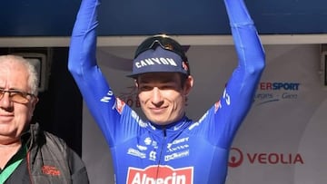 Jasper Philipsen, en el podio como ganador de la Paris-Bourges.