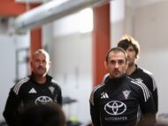 Muneta, técnico del Mirandés, junto a Alain Arroyo y César Remón.