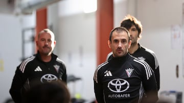 Muneta, técnico del Mirandés, junto a Alain Arroyo y César Remón.