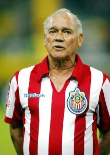 Símbolo histórico de las Chivas de Guadalajara. Abanderó al equipo 'Campeonísimo' de los 60. Fue campeón de liga en siete ocasiones y por más de 48 años fue el máximo goleador en la historia del Rebaño hasta que Omar Bravo superó sus 122 tantos, en 2015. En 2008, disputó un minuto en partido oficial a manera de homenaje. Toda una leyenda.