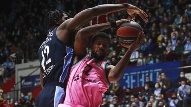 Basketball - Euroleague Play Offs - Quarter Final - Game 4 - Zenit Saint Petersburg v FC Barcelona - Sibur Arena, Saint Petersburg, Russia - April 30, 2021 Barcelona's Cory Higgins in action with Zenit St Petersburg's Alex Poythress REUTERS/Anton Vaganov