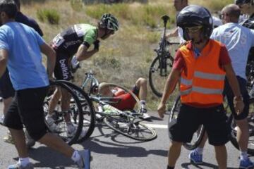 El colombiano Nairo Quintana (centro, en el suelo) ha abandonado la Vuelta 2014 en el transcurso de la undécima etapa, entre Pamplona y San Miguel de Aralar, tras una nueva caída en el kilómetro 20 de la etapa de hoy y ha tenido que ser evacuado en ambulancia con una posible rotura de clavícula.