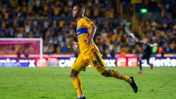 AME9332. MONTERREY (MÉXICO), 21/10/2023.- Rafael De Souza de Tigres festeja una anotación ante Cruz Azul ante Tigres, hoy, durante un partido correspondiente a la jornada 13 del Torneo apertura 2023 disputado en el Estadio Universitario, en Monterrey (México). EFE/ Miguel Sierra