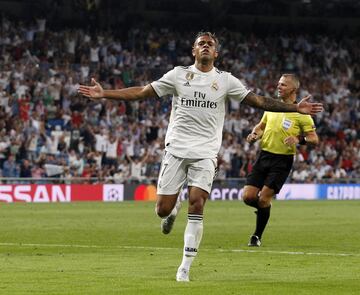 La falta de gol del Real Madrid hará, en principio, que el delantero procedente del Lyon cada vez disfrute de más minutos. Hasta ahora, en Liga, ha podido jugar poco más de 100 minutos sobre el terreno de juego a pesar de la apuesta del club blanco por él tras pagar 21,50 millones de euros.