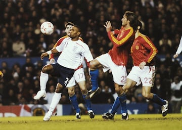 Es un caso de nuestro fútbol, pero no sucedió durante ningún partido de Liga, sino durante uno de la Selección española en el Santiago Bernabéu en noviembre de 2004. Los futbolistas ingleses Defoe y Andy Cole recibieron insultos racistas por parte de un grupo de aficionados españoles, hecho que sucedió uno de la misma índole ocurrido el día anterior en Alcalá de Henares en el choque entre ambos conjuntos a nivel Sub-21. Las vergonzosas imágenes dieron la vuelta al mundo y causaron un aluvión de reacciones, tanto por parte del gobierno español como del inglés. El mismísimo Toni Blair afirmó entonces estar “muy decepcionado” con lo ocurrido en el Santiago Bernabéu. La FIFA multó a la Federación Española con 65.000 euros por lo sucedido, al tiempo que exculpó a Luis Aragonés por su famoso “negro de mierda” referido a Henry.