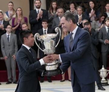 El rey Felipe entrega al ciclista colombiano Nairo Quintana, vencedor del Giro de Italia 2014, el Trofeo Comunidad Iberoamericana, durante la ceremonia de entrega de los Premios Nacionales del Deporte 2014