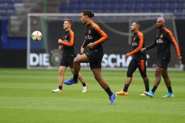Van Dijk winning the Ballon d'Or wouldn't make him better than Messi, insists Van der Vaart