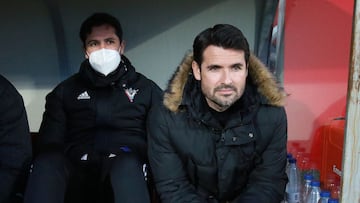 Lolo Escobar, antes del inicio del encuentro ante el M&aacute;laga en Anduva.
 