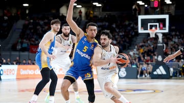 Facundo Campazzo, base del Real Madrid, encara la defensa de Wade Baldwin, del Maccabi.