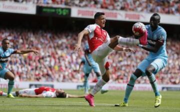 Alexis Sánchez recibió un voto en el conteo que realizó la UEFA.