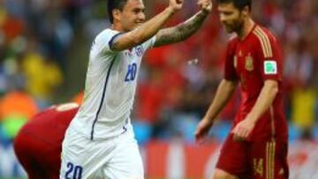 Aránguiz festeja el gol que anotó contra España en el Mundial de Brasil.