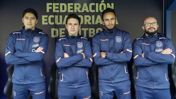 Miguel Bravo y el cuerpo técnico de Ecuador Sub-20.