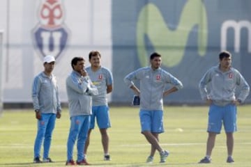 El entrenador de Universidad de Chile Guillermo Hoyos dirige la practica matutina en el CDA de Santiago, Chile.